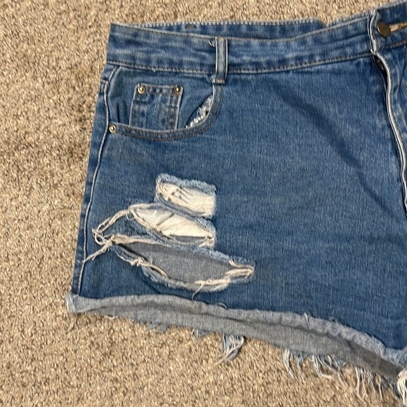 DISTRESSED Jean Shorts - Picture 2 of 4